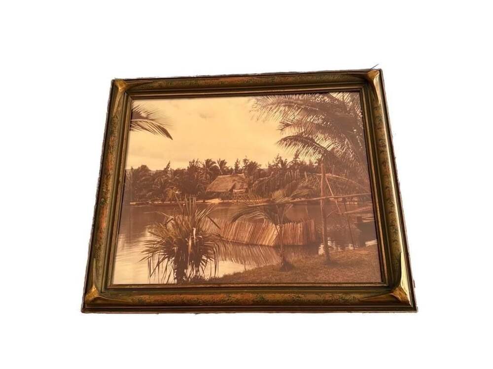 Pie crust photo frame with a photo of Hawaiian buildings